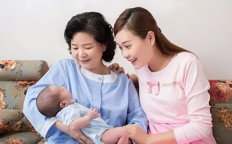 Mẹ bỉm sữa chi 100 triệu tháng thuê bảo mẫu chăm con camera trong nhà ghi lại cảnh tượng kinh hoàng vào đêm khuya - 4