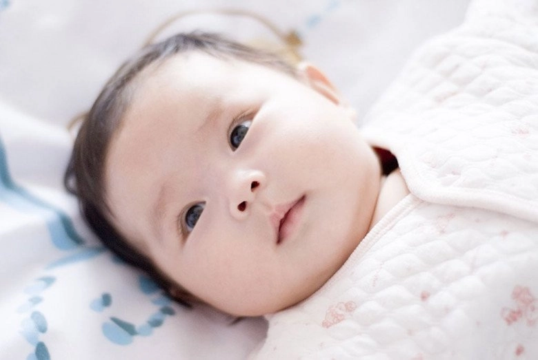Mẹ chồng bĩu môi chê tôi sinh con nhẹ cân nhất phòng đẻ 1 tháng sau bà tặng 500 triệu kèm một mẩu giấy - 2