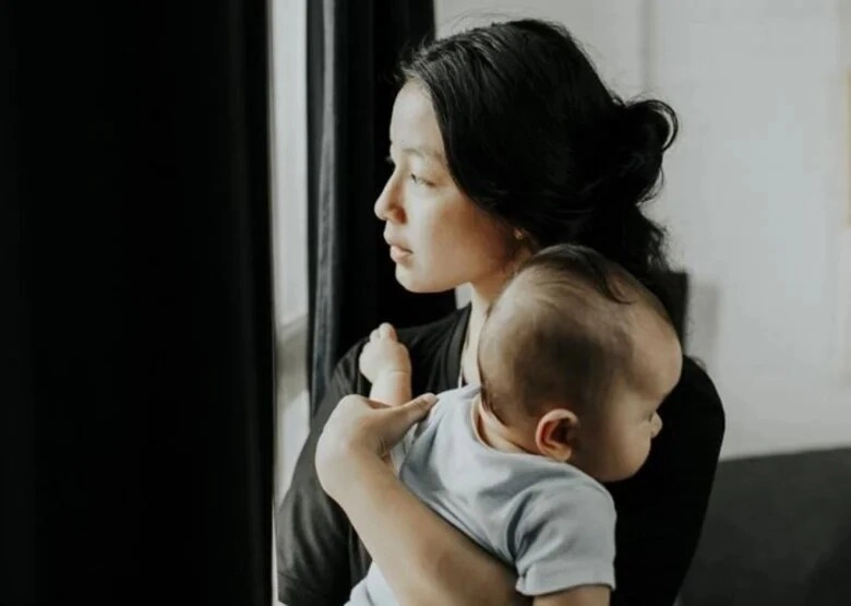 Mẹ chồng bỗng cho tôi 2 cây vàng sau khi nghe em dâu nói mỗi tháng chi 10 triệutháng thuê bảo mẫu chăm con - 1
