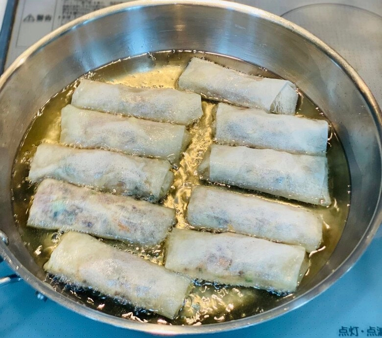Mẹ đảm làm nem rán kiểu miền nam không cần đến trứng nhưng vẫn giòn ngon nhân kết dính như thường - 4