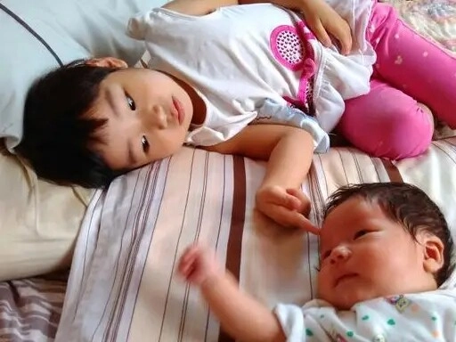 Mẹ đi tắm nhờ con gái 6 tuổi trông em trai 2 tháng lát sau quay lại thấy cảnh tượng thì suýt ngất - 1