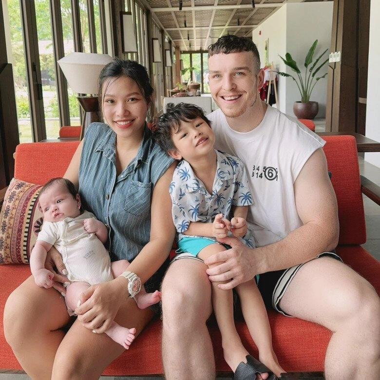 Mẹ đơn thân hà nội lấy chồng tây điển trai quen qua mạng con riêng và bố dượng ngoại hình giống hệt nhau - 7