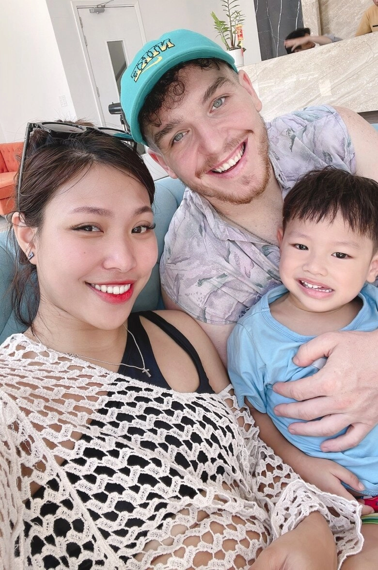 Mẹ đơn thân hà nội lấy chồng tây điển trai quen qua mạng con riêng và bố dượng ngoại hình giống hệt nhau - 8