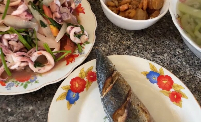 Mẹ kế hồ bích trâm làm mâm cơm quê đãi các con toàn món dân dã mà hàng nghìn người thích - 3