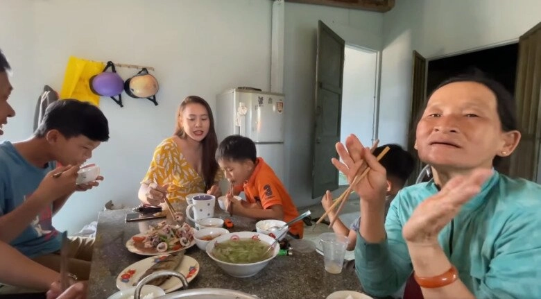 Mẹ kế hồ bích trâm làm mâm cơm quê đãi các con toàn món dân dã mà hàng nghìn người thích - 4