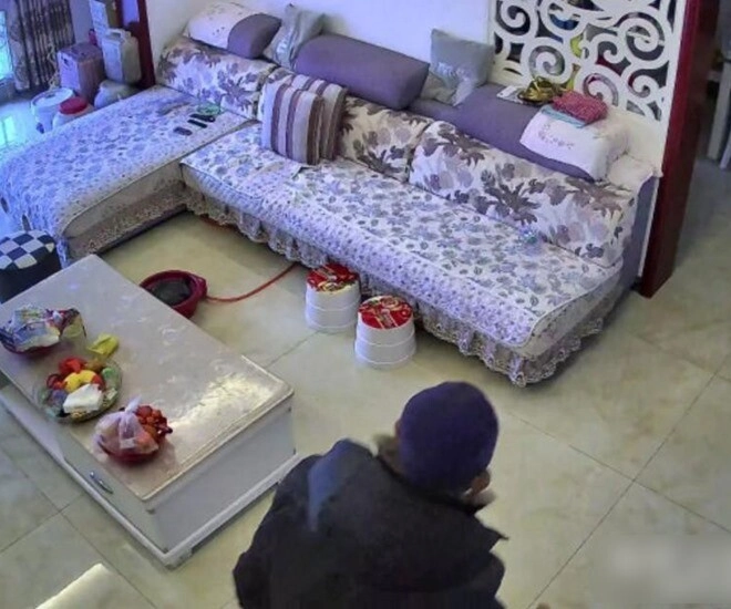 Mẹ lắp 8 camera trong nhà để theo dõi con kết quả khiến bà suy sụp - 1