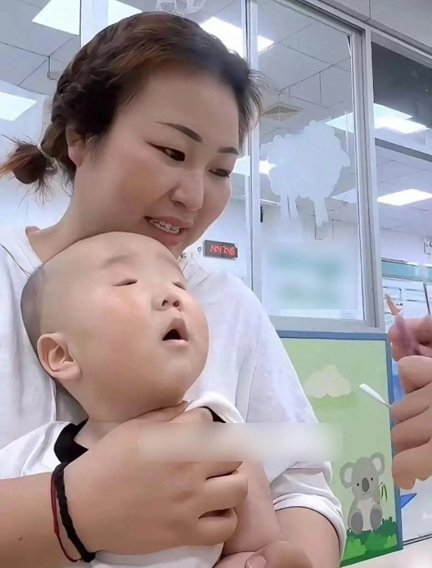 Mẹ mắt to sinh con mắt bé xíu khiến ai cũng thắc mắc sự thật ngỡ ngàng ở bức ảnh thứ 3 - 1