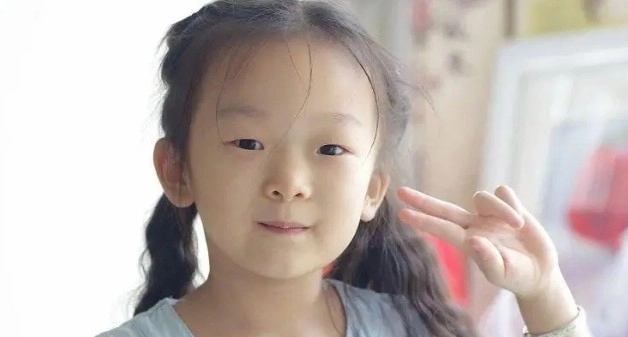 Mẹ mắt to sinh con mắt bé xíu khiến ai cũng thắc mắc sự thật ngỡ ngàng ở bức ảnh thứ 3 - 4