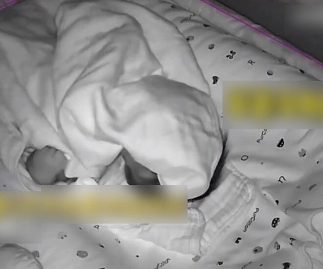 Mẹ ra ngoài để con ở nhà với bố xem camera thấy cảnh tượng hãi hùng với đứa trẻ - 1