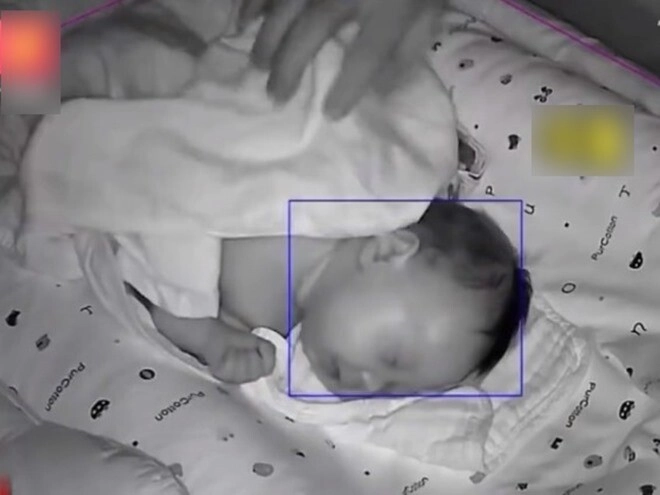Mẹ ra ngoài để con ở nhà với bố xem camera thấy cảnh tượng hãi hùng với đứa trẻ - 2