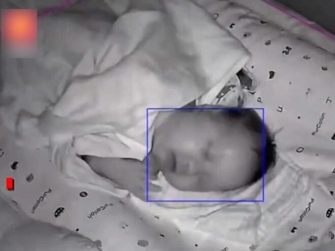 Mẹ ra ngoài để con ở nhà với bố xem camera thấy cảnh tượng hãi hùng với đứa trẻ - 3