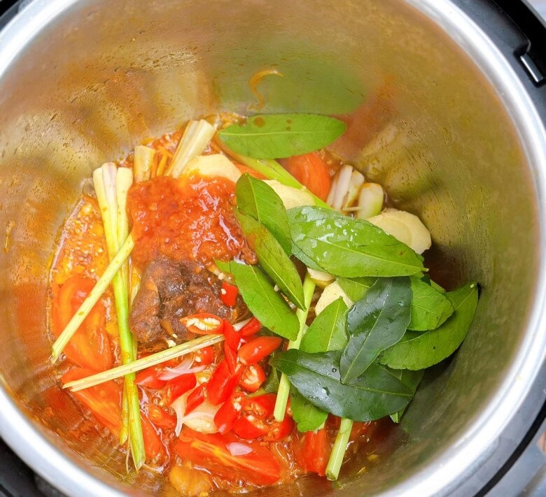 Mê say trong vị chua cay của bún thái hải sản cực cuốn lưỡi lại quá dễ làm - 3