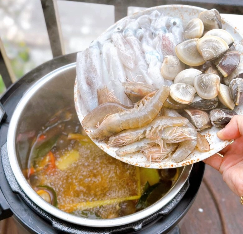 Mê say trong vị chua cay của bún thái hải sản cực cuốn lưỡi lại quá dễ làm - 5