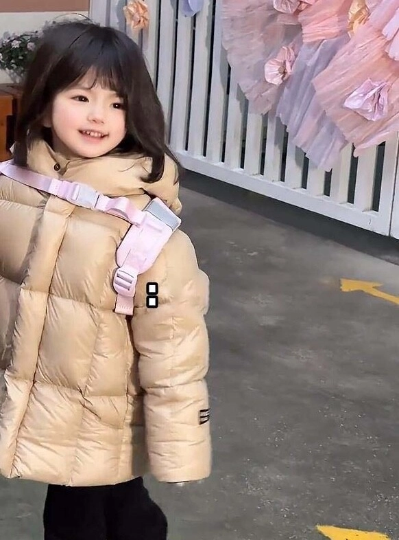 Mẹ trẻ đến trường đón con gây sốt cõi mạng vì quá đẹp nhìn dung mạo đứa trẻ ai cũng ngã ngửa - 3
