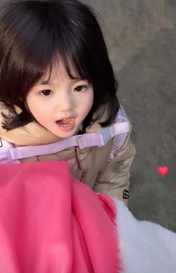 Mẹ trẻ đến trường đón con gây sốt cõi mạng vì quá đẹp nhìn dung mạo đứa trẻ ai cũng ngã ngửa - 4