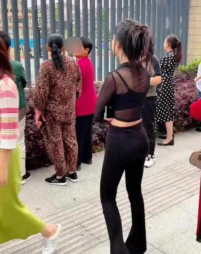 Mẹ trẻ diện trang phục phản cảm đến trường đón con các phụ huynh khác nhìn mà đỏ mặt - 1