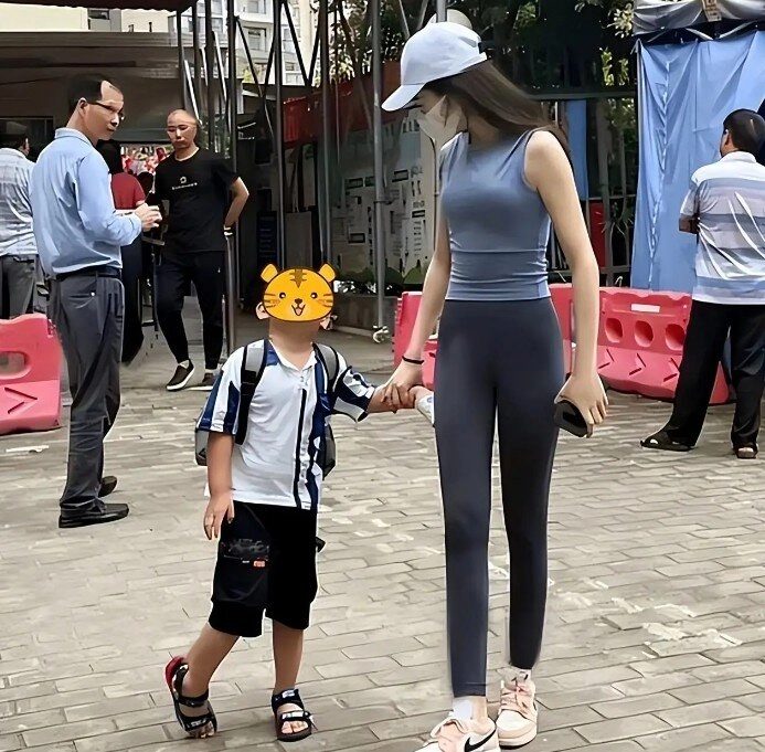 Mẹ trẻ diện trang phục phản cảm đến trường đón con các phụ huynh khác nhìn mà đỏ mặt - 2