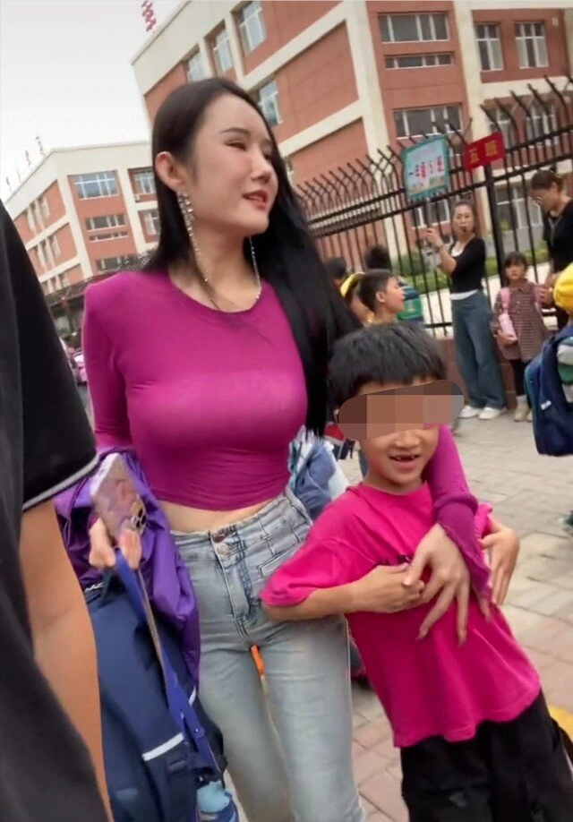 Mẹ trẻ diện trang phục phản cảm đến trường đón con các phụ huynh khác nhìn mà đỏ mặt - 6