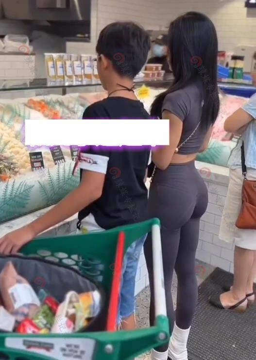 Mẹ trẻ mặc quần tập gym đi siêu thị cùng con ai cũng lắc đầu ngán ngẩm - 1