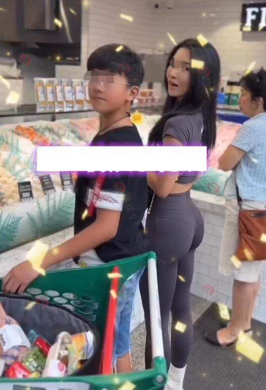Mẹ trẻ mặc quần tập gym đi siêu thị cùng con ai cũng lắc đầu ngán ngẩm - 2