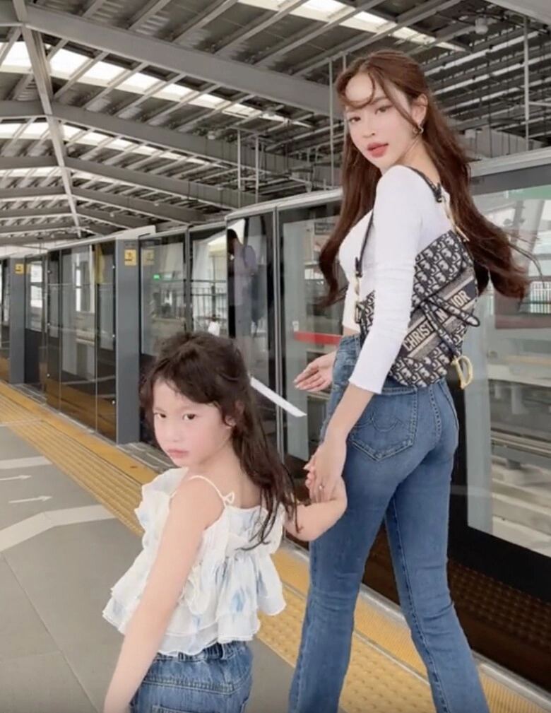 Mẹ trẻ và con gái thả dáng gây sốt ở ga tàu metro nhan sắc quá xinh khiến nhiều người nhầm là chị em - 2