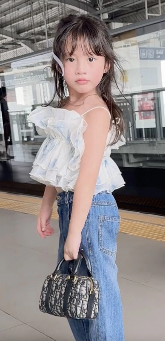 Mẹ trẻ và con gái thả dáng gây sốt ở ga tàu metro nhan sắc quá xinh khiến nhiều người nhầm là chị em - 3