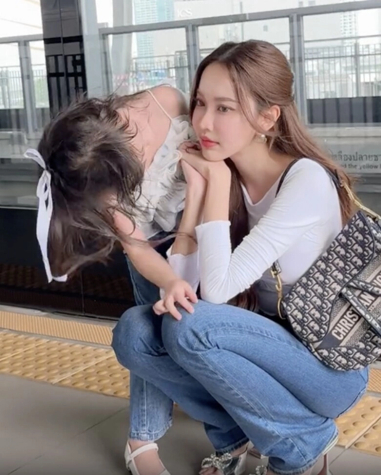 Mẹ trẻ và con gái thả dáng gây sốt ở ga tàu metro nhan sắc quá xinh khiến nhiều người nhầm là chị em - 4