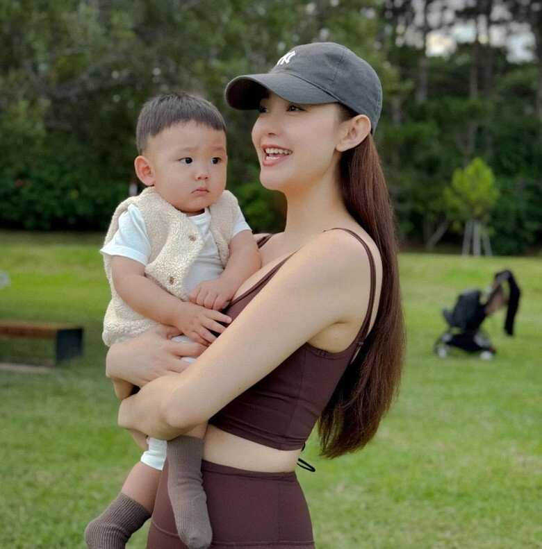 Mới 1 tuổi con trai minh hằng đã biết ke đầu nhảy hiphop nhìn là biết quý tử học từ mẹ ca sĩ - 3
