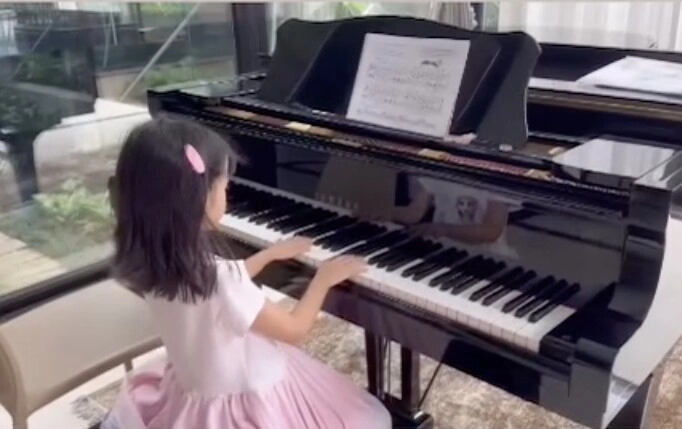 Mới 6 tuổi con gái đặng thu thảo đã được rèn hội hoạ pianochuẩn đại tiểu thư hào môn - 1