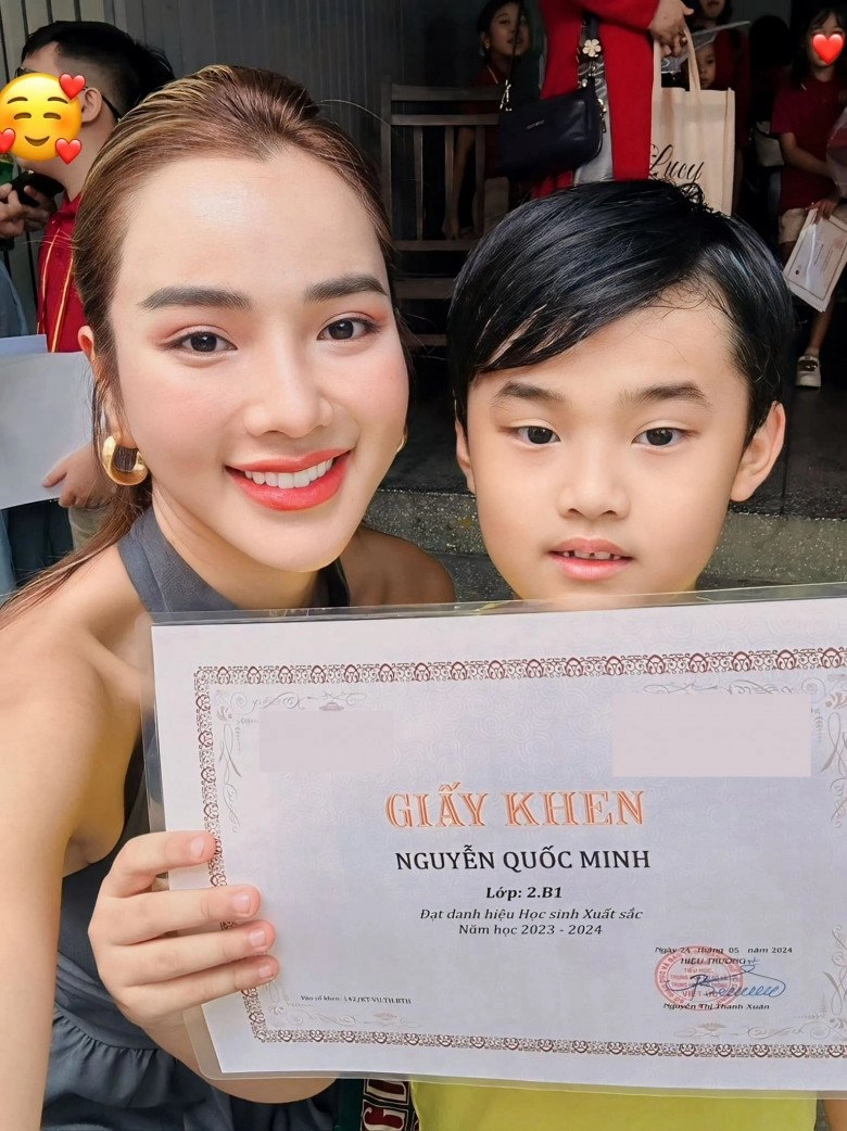 Mới 8 tuổi con trai ưng hoàng phúc đã bộc lộ khả năng của một ngôi sao dự sẽ nối nghiệp của bố - 1
