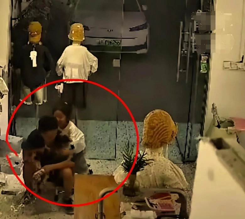 Một đoạn clip ngắn gây bão mạng xã hội nhiều người xót xa cô bé 7 tuổi bị bố đi đường quyền - 2