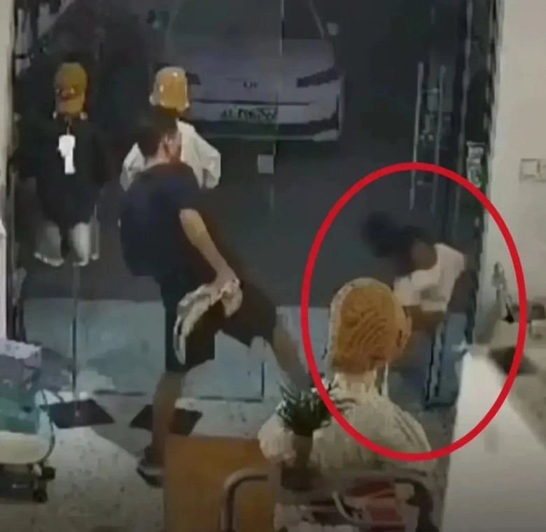 Một đoạn clip ngắn gây bão mạng xã hội nhiều người xót xa cô bé 7 tuổi bị bố đi đường quyền - 3