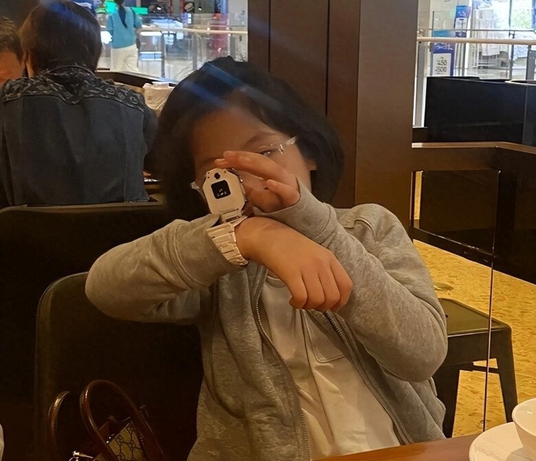 Một học sinh lén chụp hình bữa trưa ở trường gửi cho mẹ phụ huynh lên trường kiện nhưng xấu hổ nghe hiệu trưởng nói - 1