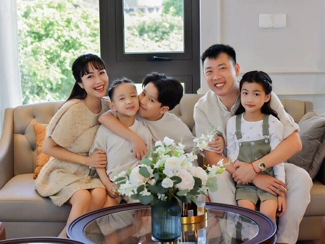 Một mình vất vả chăm 3 con ốc thanh vân vỡ oà khi gặp chồng ở úc đăng loạt ảnh thấy thương - 5
