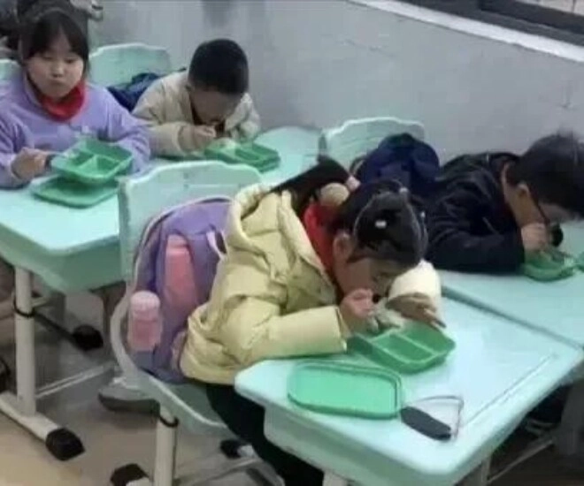 Một nhân viên trường tiểu học gửi ảnh bữa trưa ra ngoài hội phụ huynh lập tức kéo đến trường đòi kiện hiệu trưởng - 1