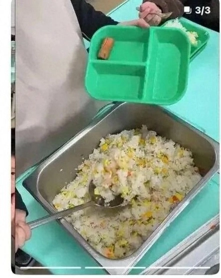 Một nhân viên trường tiểu học gửi ảnh bữa trưa ra ngoài hội phụ huynh lập tức kéo đến trường đòi kiện hiệu trưởng - 2