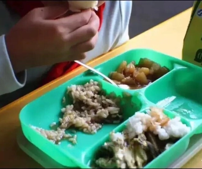 Một nhân viên trường tiểu học gửi ảnh bữa trưa ra ngoài hội phụ huynh lập tức kéo đến trường đòi kiện hiệu trưởng - 3