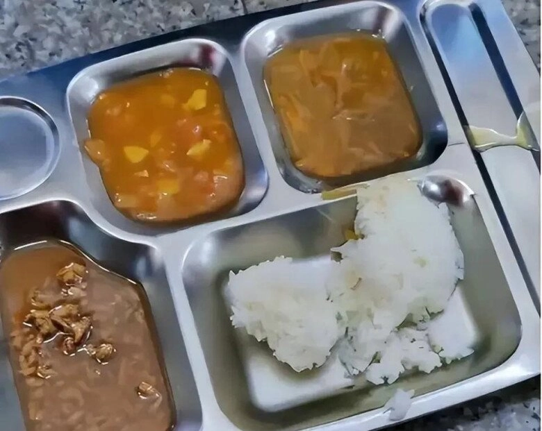 Một nhân viên trường tiểu học gửi ảnh bữa trưa ra ngoài hội phụ huynh lập tức kéo đến trường đòi kiện hiệu trưởng - 4