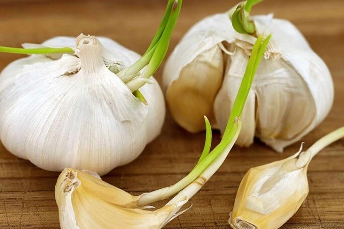 Mua tỏi người thích củ mọc mầm vì mầm tỏi bổ người chọn loại màu trắng tinh chuyên gia nói 5 loại cần tránh ai cũng ngã ngửa - 1