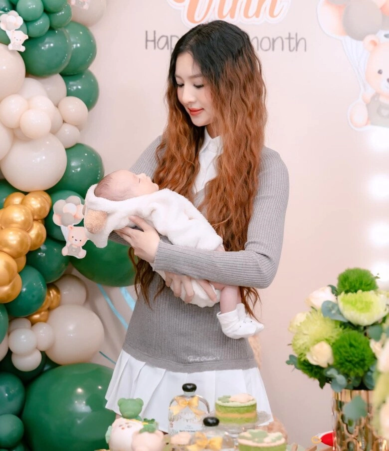 Mỹ nhân cà mau 2k sinh con trai với ông chú u41 hồ quang hiếu tự hào quý tử có đôi chân dài hệt mẹ - 4