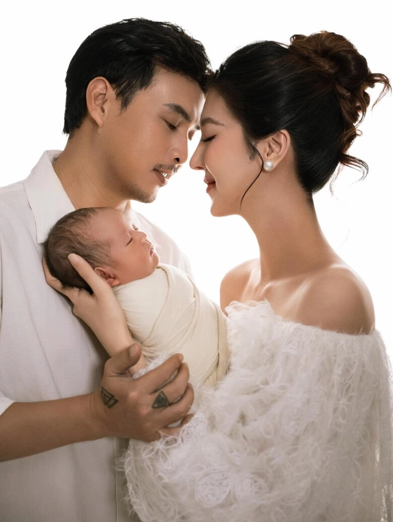 Mỹ nhân cà mau 2k sinh con trai với ông chú u41 hồ quang hiếu tự hào quý tử có đôi chân dài hệt mẹ - 5
