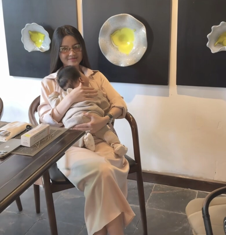 Mỹ nhân hà thành khiến quang hải mê như điếu đổ lần đầu công khai cận mặt con trai dân tình thấy giống hệt hải con - 5
