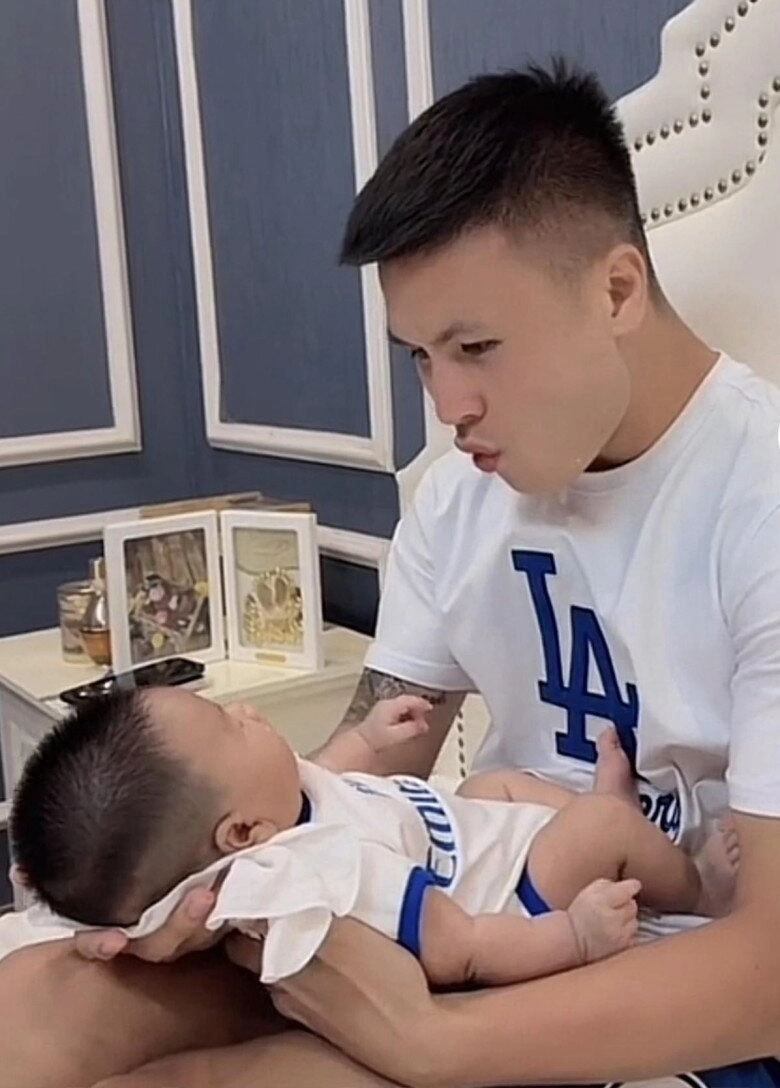 Mỹ nhân hà thành khiến quang hải mê như điếu đổ lần đầu công khai cận mặt con trai dân tình thấy giống hệt hải con - 6