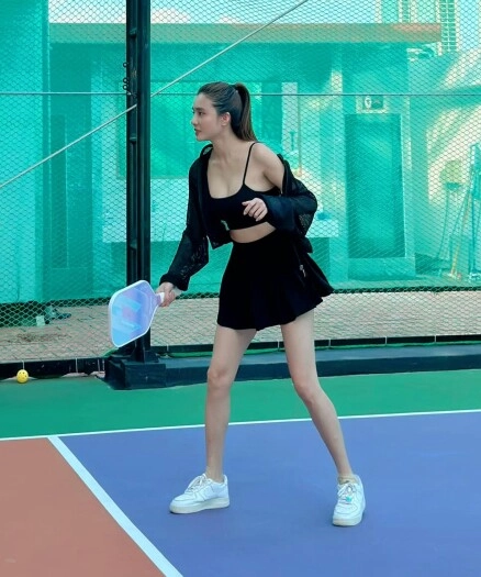 Mỹ nhân mặc áo 2 dây chơi pickleball đẹp hút hồn tưởng gái 18 hoá ra là mẹ đơn thân u40 họ hàng với thuỷ tiên công vinh - 1