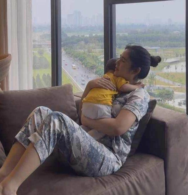 Mỹ nhân nhật ký vàng anh vân hugo u40 làm mẹ 4 con cảnh ở nhà chăm con không lung linh như ảnh mạng - 15