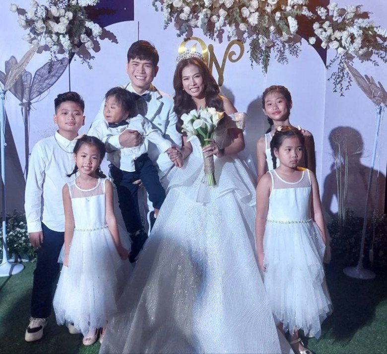 Nam ca sĩ họ văn cưới vợ đẹp kém 8 tuổi sinh 5 con đặt tên giống hệt nhau sống trong biệt thự 30 tỷ - 1