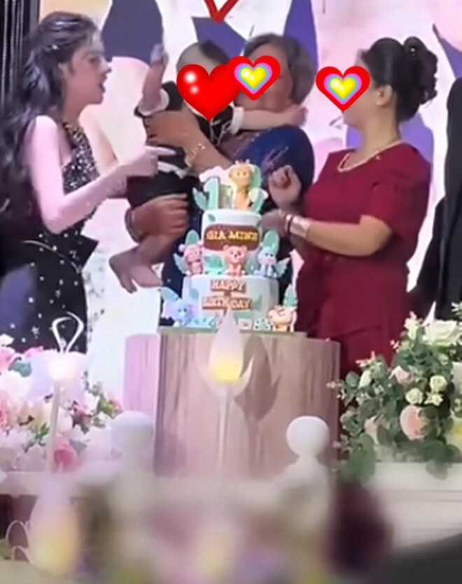Nam ca sĩ việt lên tiếng chuyện con dâu hotgirl 2k bị mẹ chồng gạt tay không cho bế cháu nội trong tiệc thôi nôi - 4
