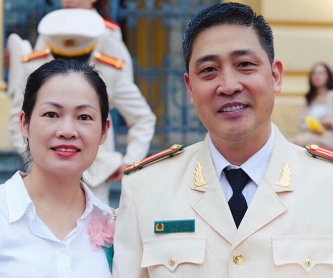 Nam dv gây sốt với cảnh tắm bùn cùng gái xinh đời thực là trung tá công an có vợ ngân hàng 51 tuổi làm bố bỉm 4 con - 1