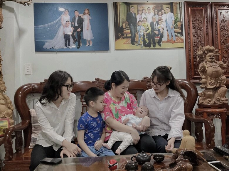 Nam dv gây sốt với cảnh tắm bùn cùng gái xinh đời thực là trung tá công an có vợ ngân hàng 51 tuổi làm bố bỉm 4 con - 2