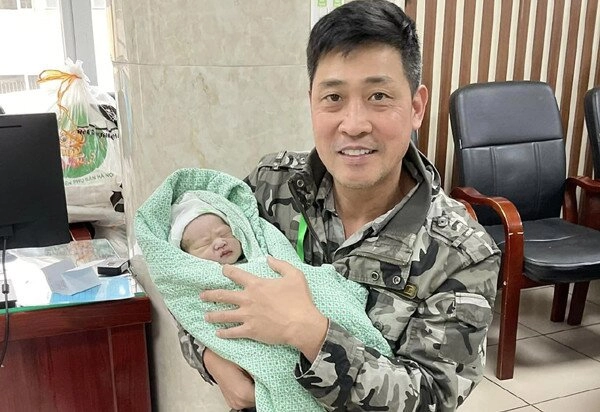 Nam dv gây sốt với cảnh tắm bùn cùng gái xinh đời thực là trung tá công an có vợ ngân hàng 51 tuổi làm bố bỉm 4 con - 3